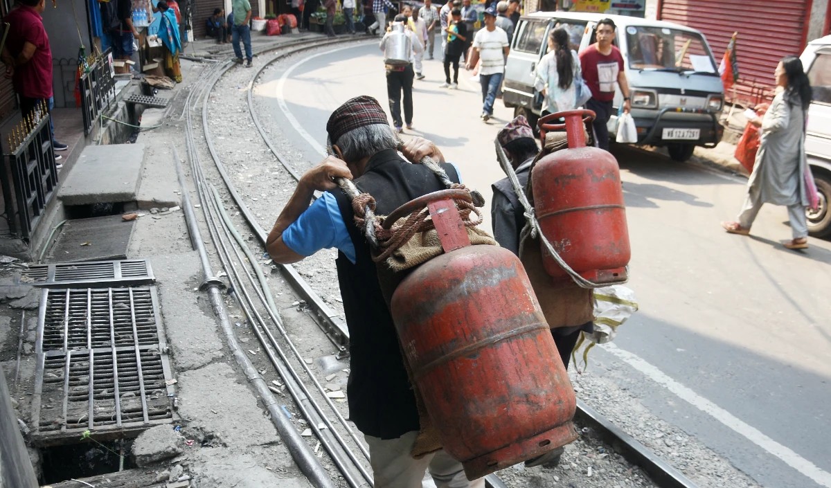 ATF price cut by 1.5 percent, commercial LPG price reduced by Rs 14.5 per cylinder